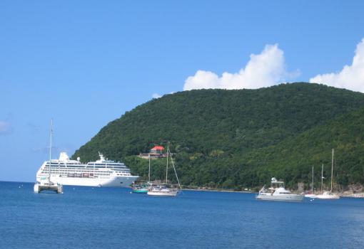 Fondeando frente a las verdes islas del Caribe (Dominica)